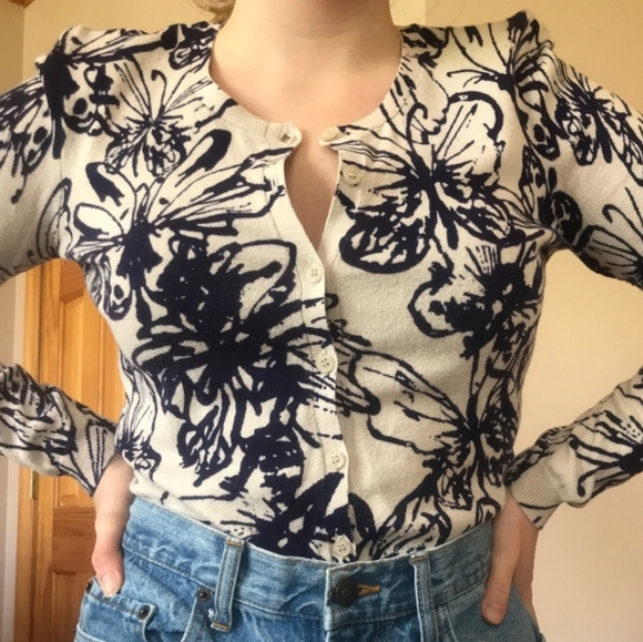 NEW! Beautiful Button Front Butterfly Print Cotton Cardigan - Picture 2 of 13